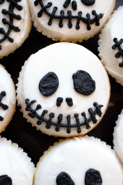 Jack Skeleton Cupcakes - get your scare on with these easy, fun, and spooky Halloween cupcakes. Skeleton Cupcakes, Festa Hotel Transylvania, Halloween Cupcakes Decoration, Halloween Food Cupcakes, Halloween Deserts, Dessert Halloween, Uhyggelig Halloween, Jack Skeleton, Halloween Fest