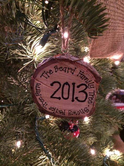 New tradition thanks to Pinterest! Cut a piece of our Christmas tree trunk and make it into an ornament. Christmas Tree Trunk Ideas Wood Slices, Tree Stump Ornament Diy, Wood Trunk, How To Make Labels, Diy Crafts To Do, Tree Stump, Homemade Christmas Gifts, Homemade Christmas, Ornaments Diy