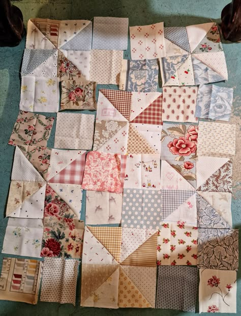 Quilt Patterns Farmhouse, Three Fabric Quilts, Patch Work Pattern, Diy Quilt Blanket, Cottagecore Quilt Pattern, Learn How To Quilt For Beginners, Simple Quilt Patterns For Beginners, Cute Quilt Ideas, How To Make A Quilt For Beginners