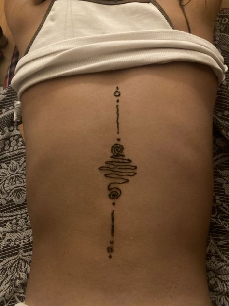 Henna Spirals on her back Night creativity india hippie mandala Henna Hip Designs, Nontraditional Henna Designs, Back Henna Design, Henna Summer Tattoos, Back Tattoos Easy, Cool Henna Tattoos Hands, Full Leg Henna Designs, Spiral Back Tattoo, Henna Chest Design