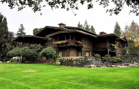 Greene & Greene - Gamble House Gamble House, Skulls And Bones, Craftsman Homes, Craftsman Style Homes, Pasadena California, Craftsman Bungalows, Ashley Graham, Dinners For Kids, Craftsman House