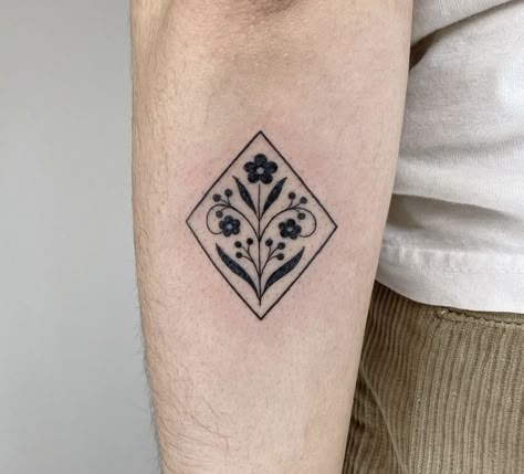 insta @nanai.tatu ⭐️ Finnish Folk Art Tattoo, Swedish Inspired Tattoo, Swedish Flower Tattoo, Swedish Style Tattoo, Folk Flower Tattoo, Traditional Polish Tattoo, Spain Inspired Tattoo, Jagua Design, Rosemaling Tattoo