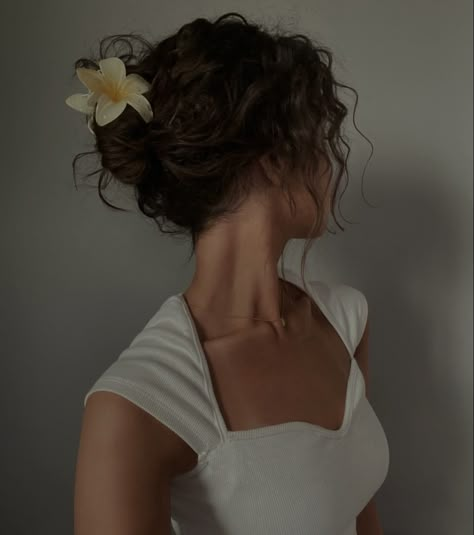 Hawaiian Flower Hair, Dunner Wordend Haar, Clip Hairstyles, Corfu, Hair Claws & Clips, Beach Hair, Aesthetic Hair, Pretty Hairstyles, Flowers In Hair