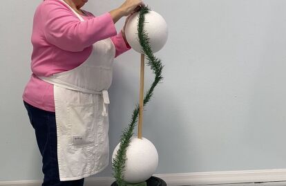 This is a guide to making a DIY Christmas ball topiary. Learn how to make your own festive topiary with this easy step-by-step tutorial. Christmas Ball Topiary, Topiary Front Porch, Diy Christmas Topiary, Diy Topiary, Ball Topiary, Diy Christmas Ball, Diy Christmas Projects, Christmas Topiary, Bathroom Crafts