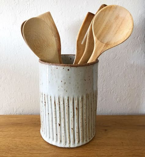 Diy Keramik, Ceramic Utensil Holder, Beginner Pottery, Pottery Workshop, Pottery Handbuilding, Keramik Design, Diy Ceramic, Cerámica Ideas, Pottery Inspo