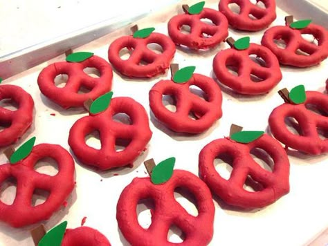 Apple Pretzels, Kindergarten Party, Diy Apple, Apple Activities, Snow White Birthday, Johnny Appleseed, Snow White Party, Back To School Party, School Treats