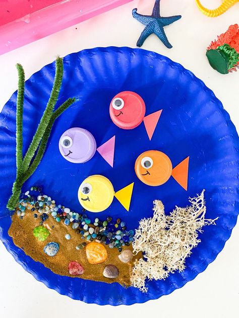 20 Paper Plate Crafts for Kids - ABCDee Learning Recycled Ocean Crafts, Paper Aquarium Craft, Aquarium Crafts For Kids, Bottle Cap Fish, Aquarium Craft, Plate Crafts For Kids, Art Craft For Kids, Paper Plate Crafts For Kids, Abc Art