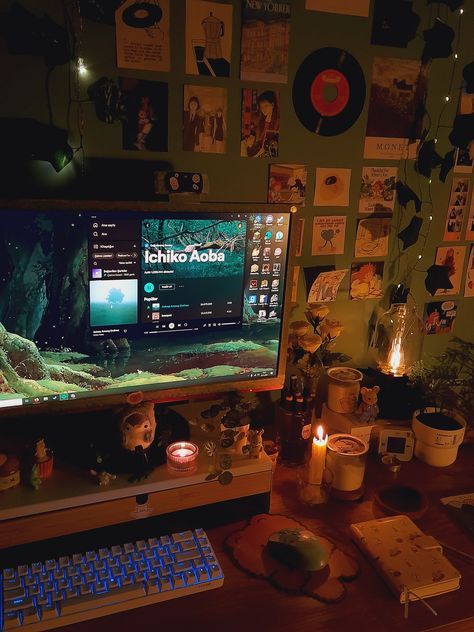 Cottage Gaming Setup, Grunge Gamer Aesthetic Room, Indie Gaming Setup, Cosy Game Setup, Cozy Pc Gaming Setup, Vintage Gaming Setup Aesthetic, Gaming Set Up Cozy, Gaming Desk Inspiration, Pretty Pc Setup