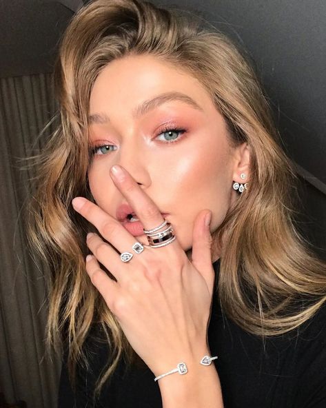 The #1 Party Mistake We're All Making, According to Gigi's Makeup Artist Inner Ear Piercing, Cake Band, Types Of Ear Piercings, Patrick Ta, Sparkly Eyes, Belle Silhouette, Sara Sampaio, Dark Blonde Hair, Pink Eyeshadow