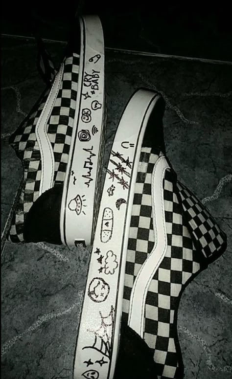 Things To Draw On Your Shoes Vans, Shoes Design Ideas Drawing, Drawing In Converse Shoes, Vans Shoe Drawings, Doodle Art On Shoes, Doodling On Shoes, Emo Shoes Aesthetic, Converse Ideas Drawing, Alt Shoes Drawing