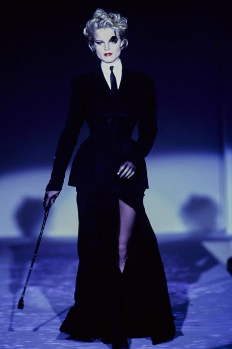 Mugler 90s, Mode Editorials, 90s Runway Fashion, Runway Fashion Couture, Couture Mode, Thierry Mugler, Fashion Weeks, Moda Vintage, Dark Fashion