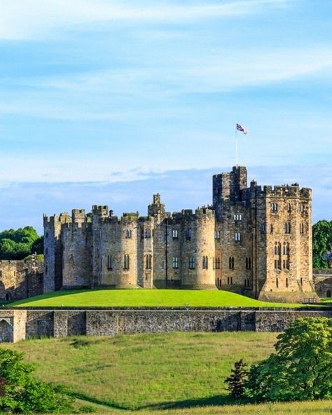 Alnwick Castle (Hogwarts Exterior Shots) Step into the magical world of Alnwick Castle, famously known as the exterior of Hogwarts in the Harry Potter films. This historic castle offers a breathtaking glimpse into the wizarding world with its stunning architecture and enchanting surroundings. 🏰✨ Key Attractions: Hogwarts Exterior: Marvel at the iconic castle façade that served as Hogwarts in the films. Discover the enchanting details that bring the magic of the Harry Potter series to life. ... Alnwick Castle, Landmarks Art, Harry Potter Films, Country Houses, Harry Potter Series, Magical World, Beautiful Architecture, Wizarding World, Instagram Feed