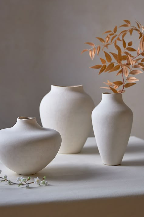 A stunning organic silhouette defines this simple ceramic vessel. Best for faux, dried, and preserved stems. Note: Vase is not completely watertight. If using with fresh stems, please place saucer or tray underneath vase to protect surface from potential minor water seepage. Ceramic Table Centerpieces, Ceramic Vase Flowers, Ceramic Vases Wedding, Kitchen Vases, Anthropologie Vase, Ceramic Vase Ideas, White Vase Decor, Vase Aesthetic, Ceramic Pottery Vase