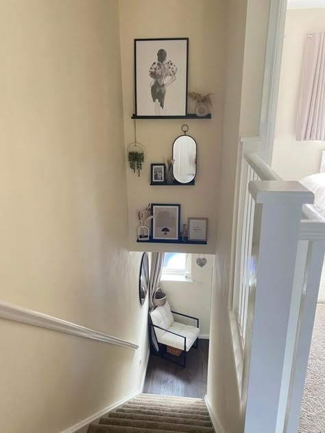 Stairwell with shelves Downstairs Staircase Ideas, Staircase Landing Decor Upstairs Hallway, Narrow Stairway Ideas, Small Stairwell Ideas, Narrow Upstairs Hallway Ideas, Narrow Staircase Ideas Decor, Stair Picture Wall, Narrow Landing Ideas Upstairs, Landing Decor Upstairs