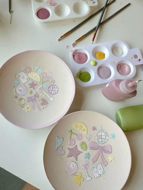 Jewelry Holder Painting Ideas, Cool Ceramic Plates, Painted Plates Ideas Aesthetic, Pottering Painting Ideas, Summer Pottery Painting Ideas, Aesthetic Ceramics Ideas, Clay Painting Ideas Plates, Cute Pottery Painting Ideas Plates, Aesthetic Pottery Painting Ideas