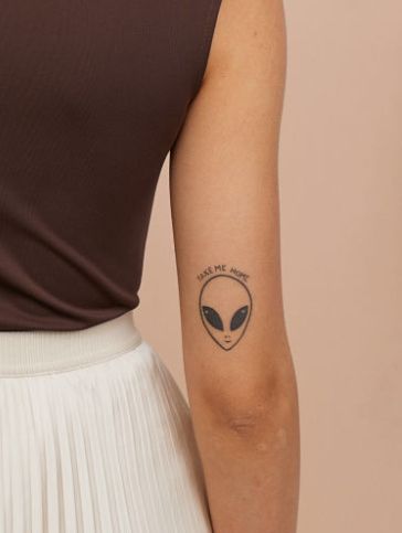 Alien Head Tattoo, Small Alien Tattoo, Personalized Tattoos, Around Arm Tattoo, Stunning Tattoos, Hippie Tattoo, Knuckle Tattoos, Band Tattoo Designs, Alien Tattoo