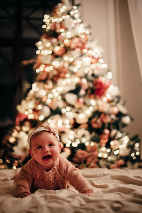 Christmas Card Photos With Baby, Baby Christmas Photos At Home, Baby Christmas Tree Photos, Baby Family Christmas Pictures, Family Christmas Photos At Home, Toddler And Baby Christmas Photos, Baby Christmas Photoshoot Ideas, Christmas Family Pictures With Baby, At Home Christmas Photoshoot Baby