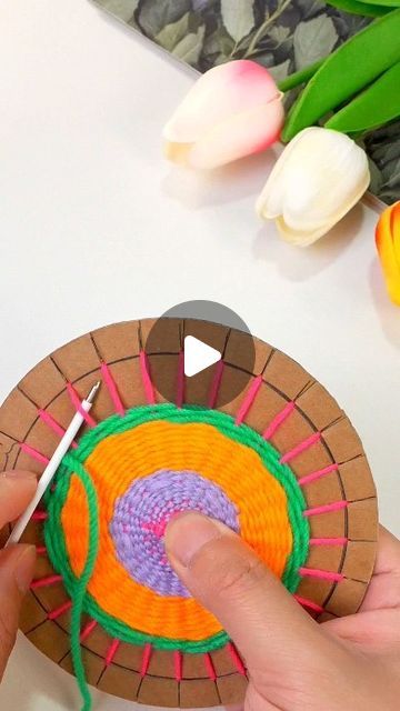 Yarn Loom, Weaving With Yarn, Round Weaving Loom Projects, Round Weaving Diy, How To Weave, Diy Weaving Loom, Diy Loom, Round Weaving Tutorial, Weaving Projects Ideas