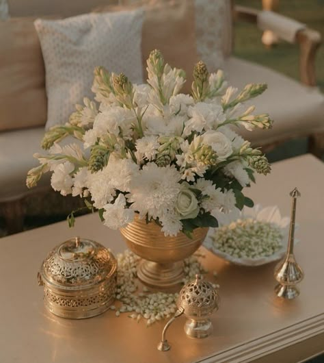 Diwali Inspo Decor, Hindu Wedding Centerpieces, Diwali Floral Decor, Traditional Floral Arrangements, Diwali Flower Arrangements, Indian Flower Arrangements, Diwali Flower Decor, Modern Diwali Decor, Diwali Table Setting