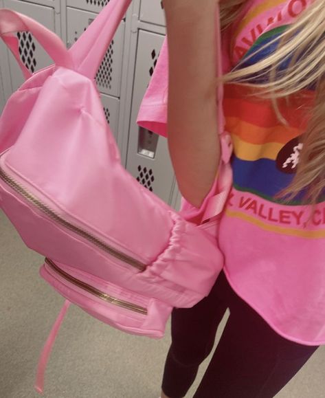 Preppy School Pics, Back To School Pfp, Preppy School Aesthetic, School Facts, Highschool Life, Preppy Pfps, Preppy Pfp, Preppy School Supplies, Preppy Travel