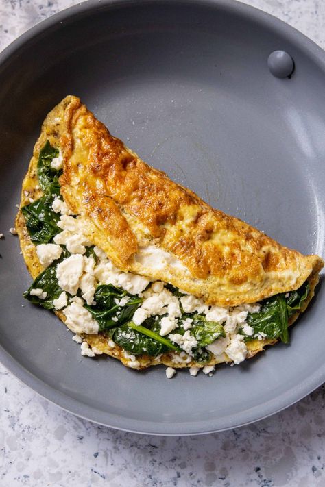 Omelette Healthy, Feta Omelette, Spinach Omelette, Salad Art, Grape Salad, Makanan Diet, Diet Breakfast, Healthy Food Dishes, Healthy Food Motivation