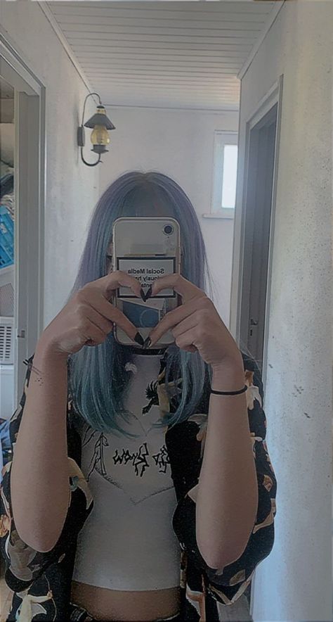 Mirror Heart Selfie, Mirror Selfie Heart Hand, Poses With Phone In Hand, Alt Selfie Poses, Phone Selfie Pictures, Phone Mirror Selfie Aesthetic, Mirror Selfie Drawing Reference, Mirror Selfie Reference, Heart Mirror Selfie