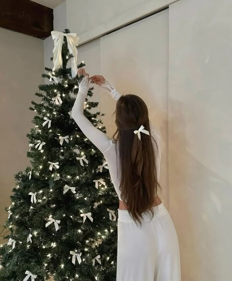 White Bows Christmas Tree, Bows On A Christmas Tree, Bow Xmas Tree, Christmas Aesthetic 2024, Bows In Christmas Tree, Bow Tree Christmas, Christmas Tree Ideas Bows, Christmas Tree Bows Decoration, Bows On Christmas Tree