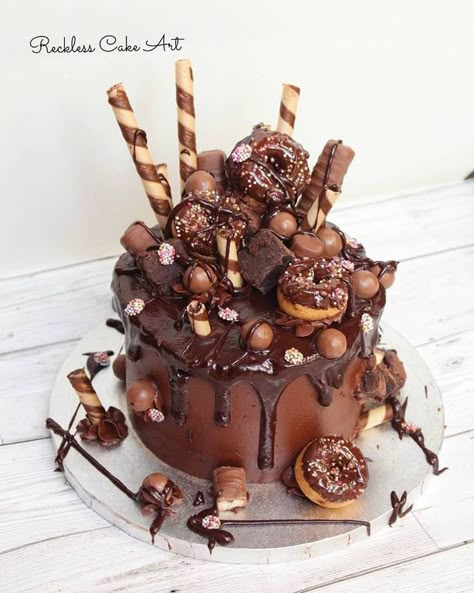 Cakes With Chocolates On Top, Lolly Cake Decorations, Cake With Chocolates On Top, Chocolate Birthday Cake Ideas For Women, Chocolate Bday Cake Decoration, Pretty Birthday Cakes Chocolate, Chocolate Candy Bar Cake, Chocolate Cake Design Ideas, Chocolate Drip Cake Birthday