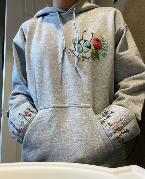 Hoodie Hand Embroidery, Embroidery Hoodie Diy, Hand Embroidered Hoodie, Hoodie Embroidery Ideas, Mary Aesthetic, The Hippie Shake, Hoodie Design Ideas, Hoodie Embroidery, Hoodie Diy