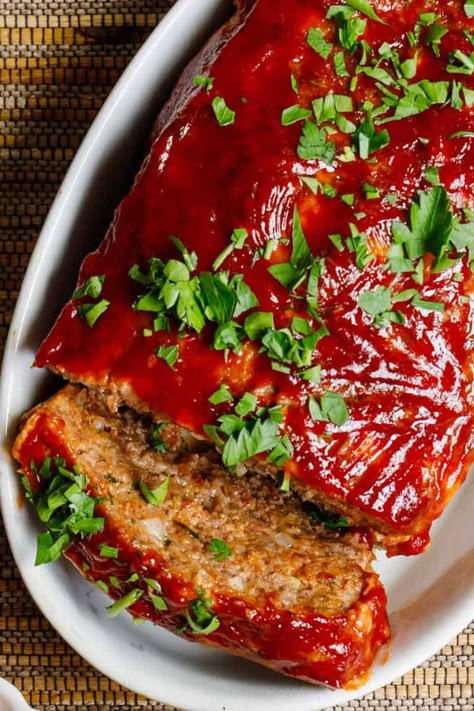 This keto meatloaf is moist, extra juicy, and topped with a sweet and tangy glaze! Made with simple ingredients, it's a low carb dinner recipe you'll make over and over again! 3 grams net carbs per serving. Keto Meatloaf Recipes, Glazed Meatloaf, Baking Simple, Keto Meatloaf, Low Carb Meatloaf, Weekly Dinner Menu, Crockpot Recipes Healthy, Keto Dinner Ideas, Classic Meatloaf