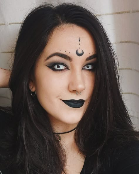 Crazy Witch Makeup, Basic Witch Makeup Halloween, Witch Makeup Looks Halloween, Easy Halloween Makeup Ideas Simple Witch, Mystic Witch Makeup, Witch Halloween Costume Make Up, Basic Witch Makeup, East Witch Makeup, Easy Dark Halloween Costumes