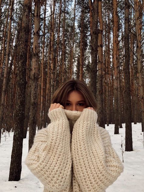 Snowy Photoshoot Ideas, Winter Dress Photoshoot, Outdoor Winter Photoshoot Ideas, Snow Poses For Instagram, Winter Senior Pictures, Photos In The Snow, Snow Photoshoot, Winter Portraits, Winter Instagram