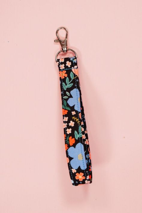 Learn how to sew a key fob with a free sewing pattern. This beginner sewing project is a great handmade gift that uses scrap fabric. Key Fob Pattern, Diy Key Fob, Key Fobs Diy, Wristlet Patterns, Fabric Key Fob, Sewing Machine Projects, Scrap Fabric Projects, Hat Patterns To Sew, Beginner Sewing