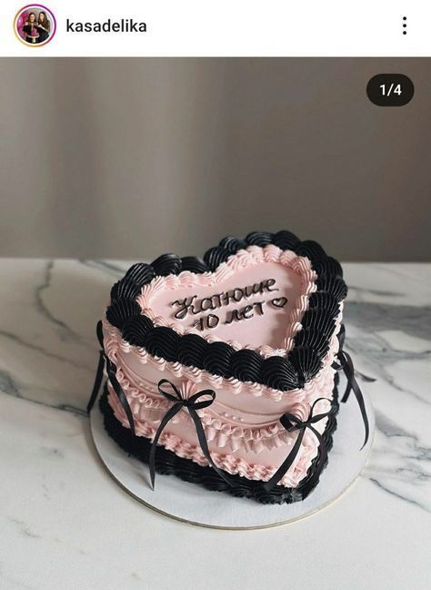 Black And Pink Heart Shaped Cake, Pink And Black 21st Birthday Cake, Pink And Black Cake Ideas Birthday, Black And Pink Vintage Cake, Pink Black Birthday Decorations, Pink And Black Heart Cake, Pink And Black Cake Birthday, Black And Pink Cake Birthdays, Birthday Cake Black And Pink