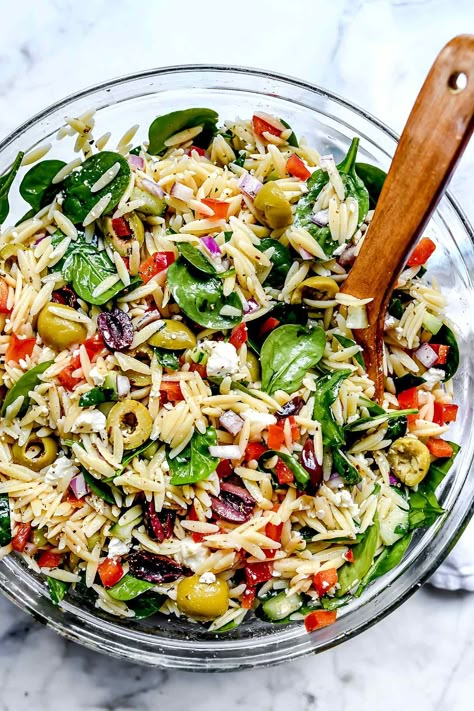 Orzo Salat, Spring Pasta Recipes, Mediterranean Orzo Salad, Sandwich Vegetarian, Mediterranean Orzo, Resep Pasta, Spring Pasta, Mediterranean Diet Recipes Dinners, Orzo Pasta Salad