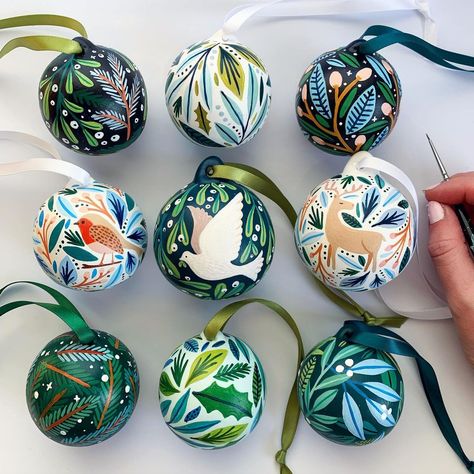 Hand Painted Xmas Baubles, Christmas Balls Design, Hand Painted Ceramic Baubles, Christmas Ball Painting Ideas, Christmas Ornaments Decorations Ideas, Hand Painted Baubles Ideas, Hand Painted Ball Ornaments, Painted Ceramic Baubles, Christmas Balls Painting