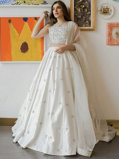 White Ghagra Choli Simple, White Lehnga Outfit Aesthetic, White Traditional Dress Indian, White Lehenga Bridesmaid, Choli Poses For Women, White Lehanga Ideas, Plain White Lehenga Simple, White Dress Indian Simple, White Lehanga Design