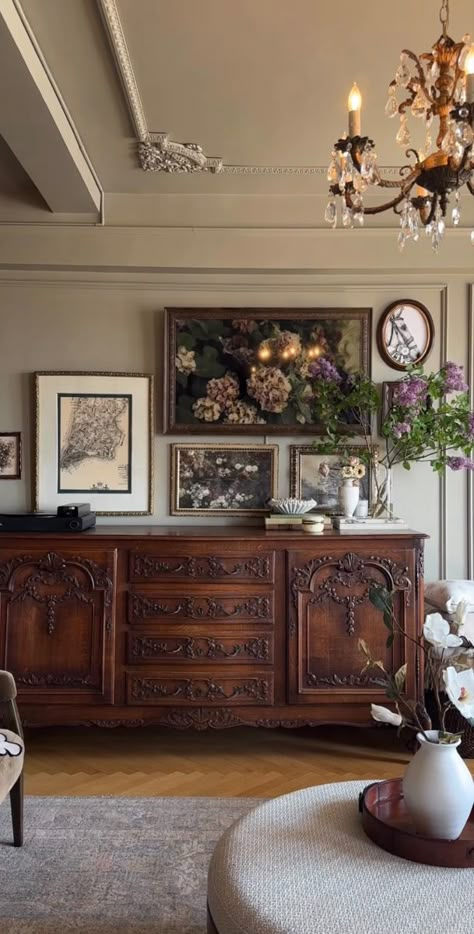 English Cottage Tv Room, Living Room Designs Eclectic Transitional, Old World Style Home, French Farmhouse Style Kitchen, Moody Vintage Rooms, Warm Moody Living Room, Antique Home Aesthetic, Victorian Home Decor Modern, French Antique Bedroom