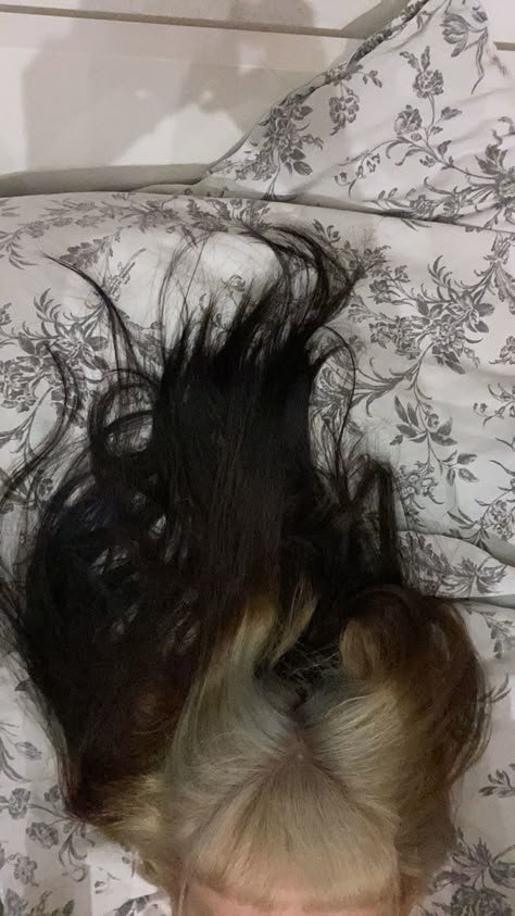 Shadow Root Black Hair, Blonde Ghost Roots Black Hair, Light Roots Dark Hair, Light Roots Darker Ends, Blonde Roots Black Ends, Blonde Ghost Roots, Black Hair Blonde Roots, Ghost Roots Hair Black And White, Black Hair With Blonde Roots