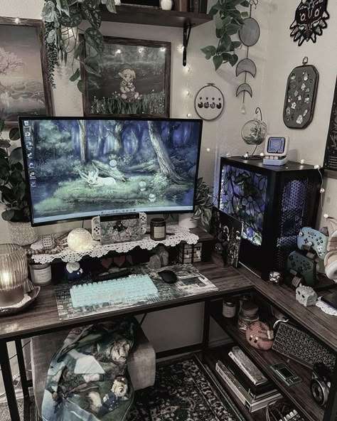 Gamer Ideas Room, Moody Computer Room, Gothic Desk Ideas, Grunge Gaming Room, Emo Pc Setup, Vintage Gaming Setup Aesthetic, Horror Pc Setup, Gothic Gamer Room, Grunge Pc Setup