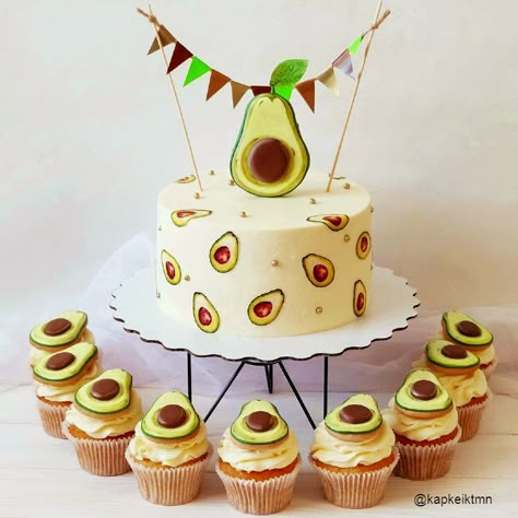 Avocado Cupcakes Decoration, Avocado Cake Design, Avocado Desserts, Avocado Birthday, Childrens Party Food, Avocado Party, Avocado Cake, 9th Birthday Cake, Avocado Dessert