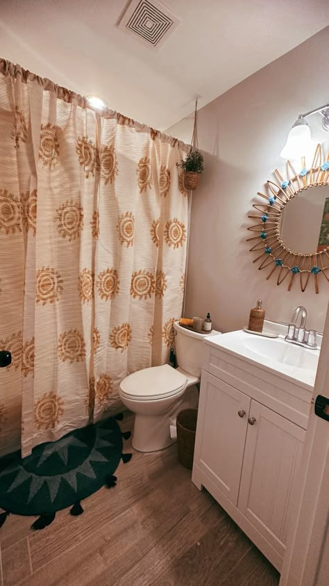 Boho Bathroom Apartment, Cute Small Bathroom Ideas Decor, Cozy Apartment Bathroom, Hippy Bathroom, Colorful Small Bathroom, Bathroom Apartment Ideas, White Bathroom Makeover, Bathroom Ideas Colorful, Apartment Decorating Boho