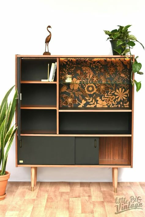 Funky Refurbished Furniture, Retro Cabinet Makeover, Bedroom Dresser Ideas, Ikea Decor Hacks, Retro Furniture Makeover, Ikea Kitchen Hacks, Diy Furniture Makeover Ideas, Buffet Vintage, Revamp Furniture