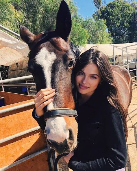 Happy Teens, Horse Riding Aesthetic, Foto Cowgirl, Pictures With Horses, Equestrian Aesthetic, Horse Aesthetic, Country Girl Style, Stylish Photo Pose, Foto Poses