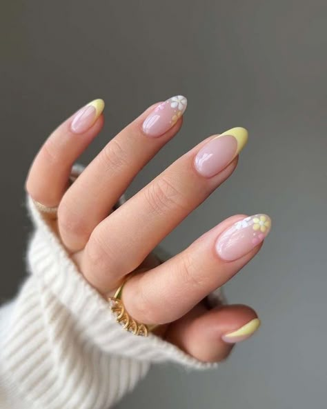 Cute Nail Designs Yellow, Cute Yellow Nail Designs, Butter Yellow Nails With Design, Nail Inspiration Spring 2024, Cute Nails Yellow, Nails 2024 Spring Designs, Short Almond Nails Designs Summer, Nails Ideas Yellow, Butter Yellow Nails