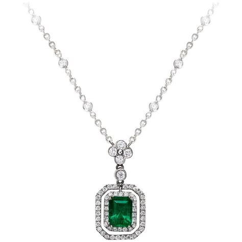 Necklaces Green, Beautiful Diamond Necklace, Drop Necklaces, Emerald Necklace Pendant, Necklace Emerald, Diamond Bracelet Design, Equestrian Jewelry, Diamond Necklace Designs, Round Pendant Necklace