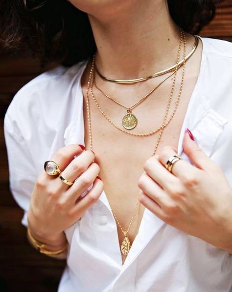 French Jewelry Style, Romantic Style Personality, How To Be Parisian, French Girl Fashion, Ring Layering, Style Parisian Chic, Parisian Jewelry, Gold Jewelry Outfits, Parisian Chic Style