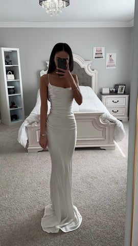 White Long Hoco Dress, White Long Prom Dress, Prom Dresses Slim Fit Long, White Silk Prom Dress, Cardigan Outfit Autumn, Hoco Dresses Unique, White Formal Dresses, Unique Hoco Dresses, Festival Outfits Summer