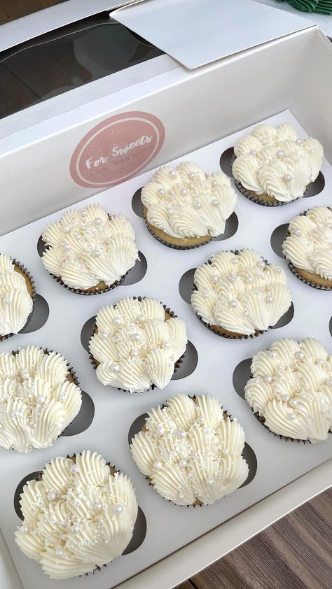 Theresa Manokhoune | Cupcakes for the Modern Bride 💅🏼 . . . . #modernbride #trendingweddings #cupcakesofinstagram #pearl #pearls #coquette #coronabaker… | Instagram Bridal Cupcakes Ideas, Pearl Dessert, Bridal Cupcakes, Pearl Cupcakes, Bridal Shower Dessert, Maid Of Honor Ideas, Pearl Bridal Shower, Mini Wedding Cakes, Bridal Shower Cupcakes