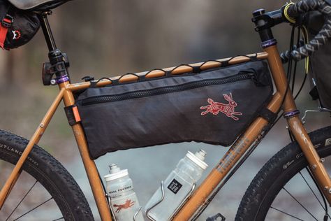 Custom Frame Bags, Guide and List of Makers - BIKEPACKING.com Bike Frame Bag Pattern, Bike Bag Pattern, Bike Bag Design, Bike Seat Bag, Frame Bags, Bike Diy, Bike Frame Bag, Outdoorsy Girl, Mini Velo